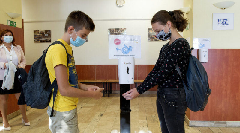 Új rekordon a koronavírus-járvány Magyarországon, napokon belül jöhet a nagy robbanás