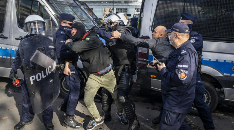 Könnygázzal kellett feloszlatni a korlátozások ellen tüntetőket Varsóban