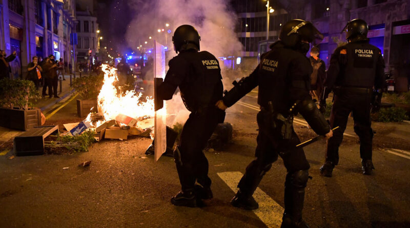 Rendőrökkel csaptak össze a korlátozások ellen tüntetők Barcelonában
