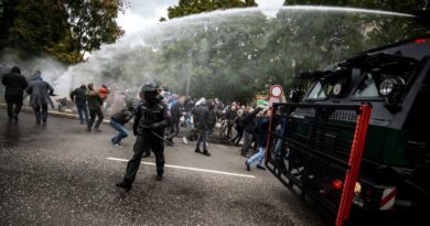 Pozsonyi összecsapás: vízágyúval kergették szét a tüntető ultrákat