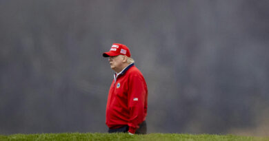Trump az ellene hozott intézkedések közül állítólag a golfpályájának kizárásától lett a legdühösebb