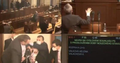 Dulakodás alakult ki a cseh parlamentben, miután egy képviselő maszk nélkül próbált felszólalni az elnöki pulpitusnál, a többiek meg megpróbálták elrángatni onnan