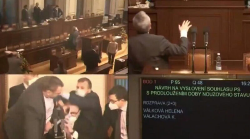 Dulakodás alakult ki a cseh parlamentben, miután egy képviselő maszk nélkül próbált felszólalni az elnöki pulpitusnál, a többiek meg megpróbálták elrángatni onnan