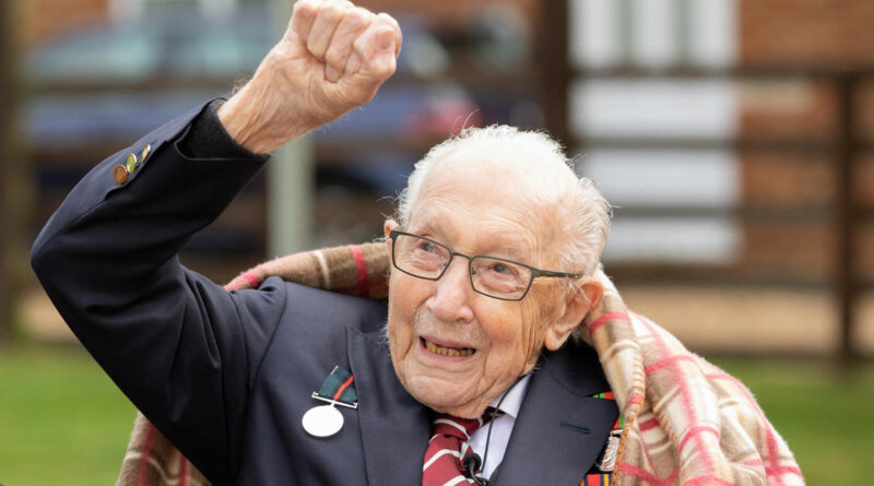 Meghalt Sir Tom Moore, aki 99 évesen a kertjében sétálva gyűjtött rengeteg pénzt a brit orvosoknak és ápolóknak