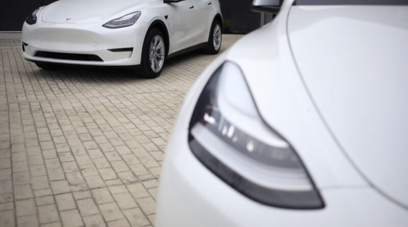 135 ezer autót hív vissza a Tesla