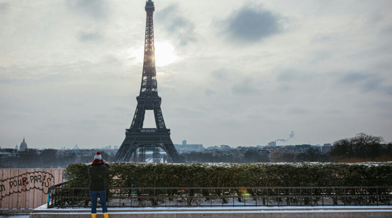 Lángszóróval kellett leszedni a jeget az Eiffel-toronyról