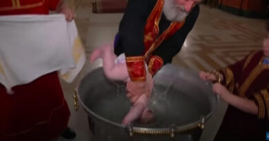 Leállt a szíve és a légzése, úgy víz alá nyomta a csecsemőt a román pap