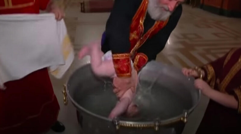 Leállt a szíve és a légzése, úgy víz alá nyomta a csecsemőt a román pap
