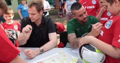 NS-jótékonyság: Fradi-játékosok jártak a hallássérült gyerekeknél
