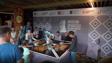 Bizonytalan a fiú ujját eltörő orosz sakkrobot jövője