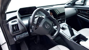Ebben az autóban nem a kormány fordítja el az első kerekeket – Toyota tisztán elektromos kormánymű