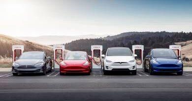 Upsz: balesetveszély miatt minden „önvezető” autóját visszahívja a Tesla