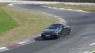 A Nürburgringen tesztelik az elektromos Porsche Boxstert