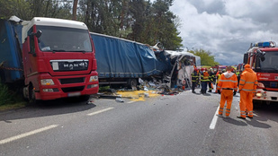 Magyar autóbusz karambolozott Szlovákiában, legalább 58-an megsérültek, egy ember meghalt