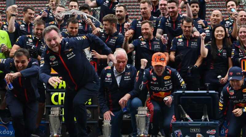 F1: ismét eltört a Red Bull trófeája – videó