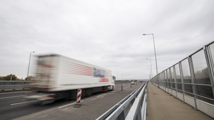 5 kilométeres kamionsor a határon és baleset az M5-ös autópályán