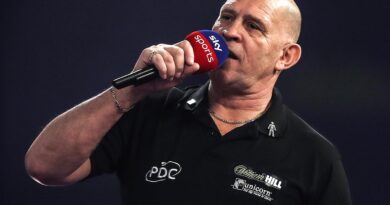 Darts: bejelentette visszavonulását a sportág „hangja”