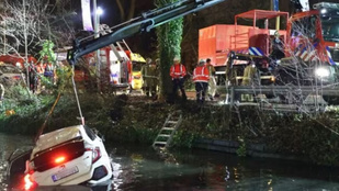 Hárman haltak meg abban a magyar autóban, ami egy holland csatornába zuhant