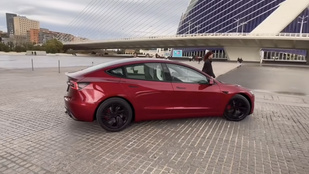Újabb brutálisan erős Tesla érkezik: ez már a Model 3 Plaid