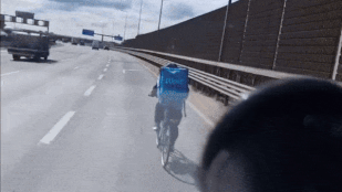 Videó: az M0-son verette egy őrült bringás kajafutár